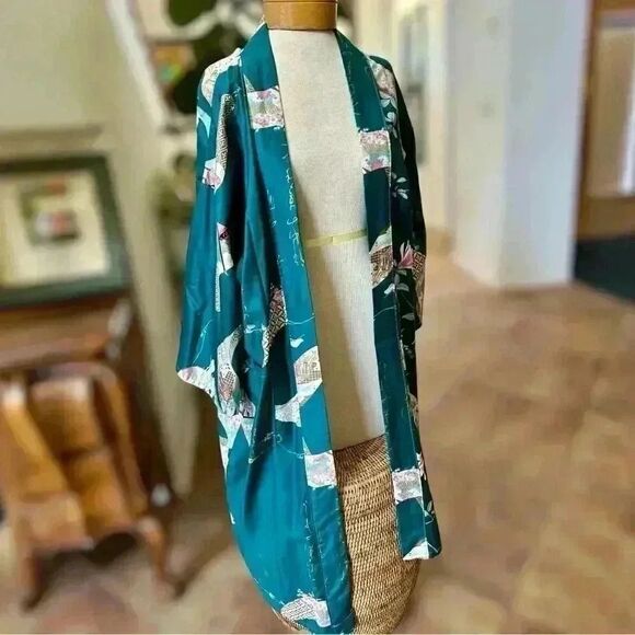 Vintage Kimono from FP Tokyo. Fits like a Med. stunning color looks brand new. - Picture 8 of 10
